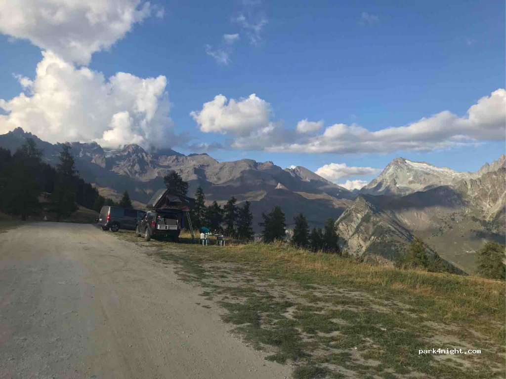 (11010) Doues - Unnamed Road — foto