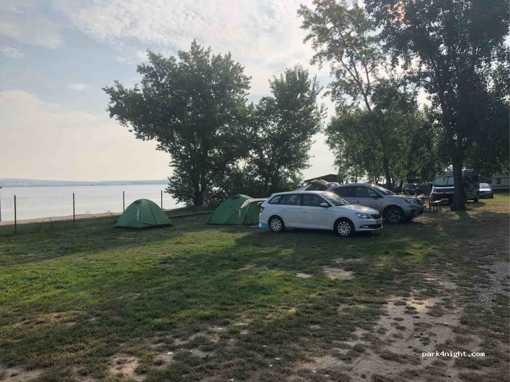 Autokemp u vody — foto