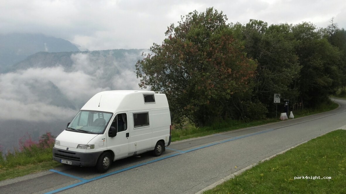 (11020) La Magdeleine - Unnamed Road — foto