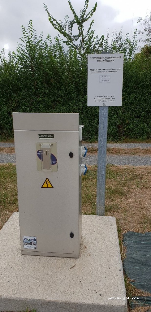(87160) Arnac-la-Poste - 17 Place du Champ de Foire — foto