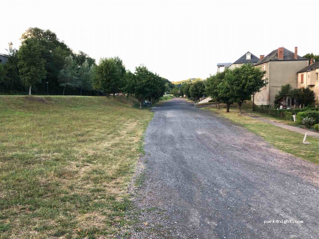 (15210) Ydes - 10 Rue de la Gare — foto