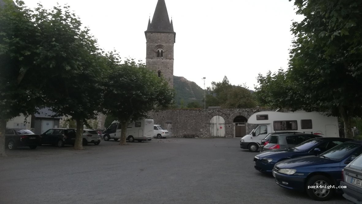 (65410) Sarrancolin - 1 Place du Vivier — foto