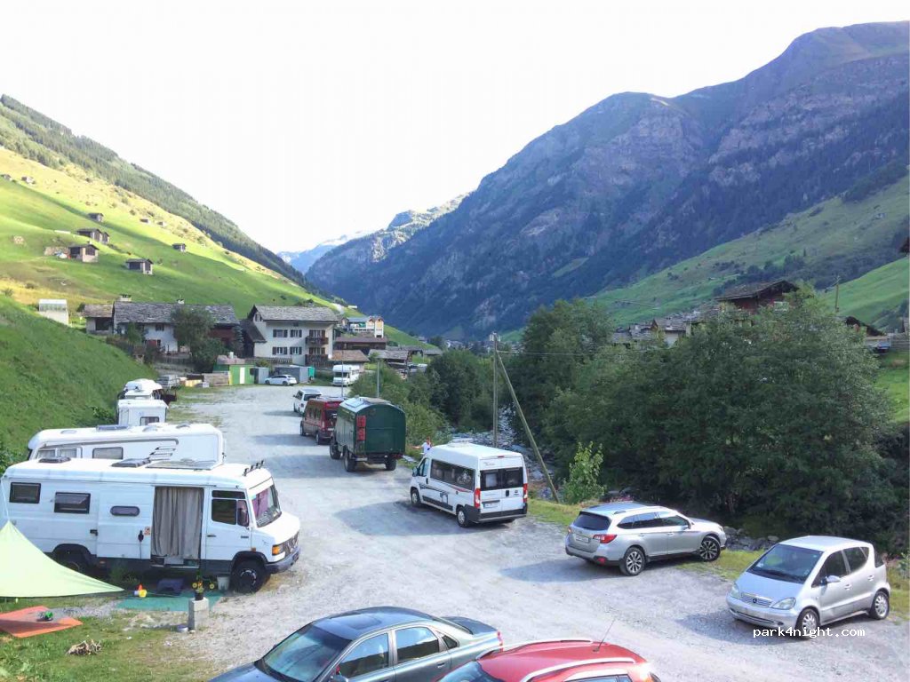 Wohnmobilstellplatz an der Bergbahn Vals — foto