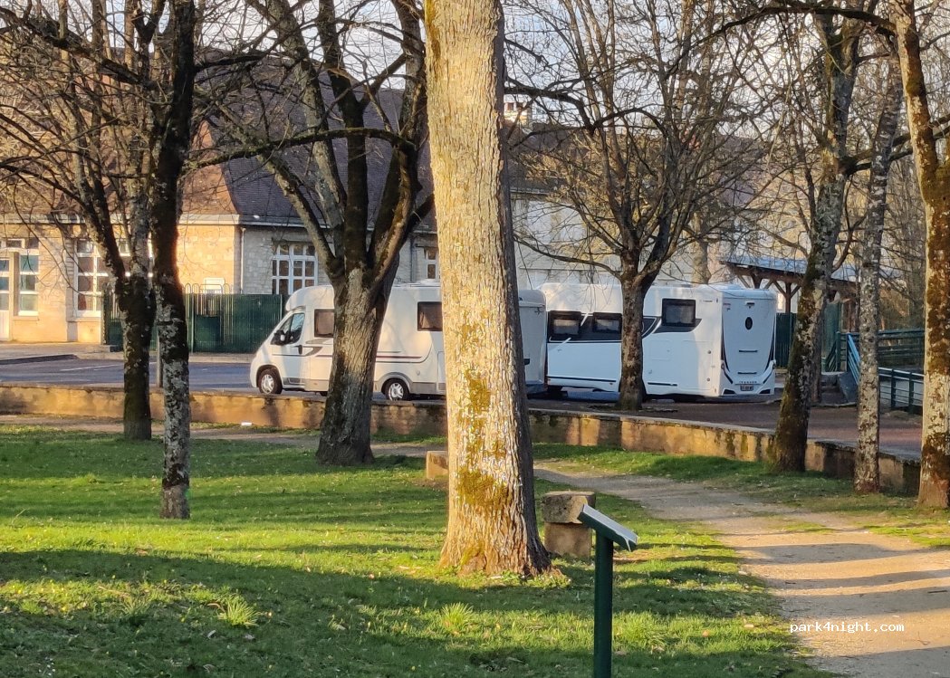 (21400) Châtillon-sur-Seine - 8 Place Marmont — foto 5