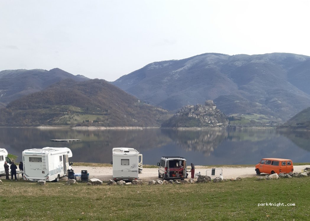Area sosta camper Colle di Tora — foto