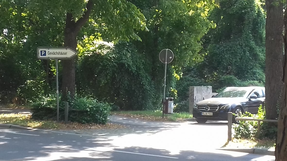 Parkplatz Gewächshäuser — foto 2