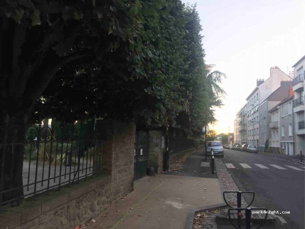 (44100) Nantes - 32 Rue des Garennes — foto