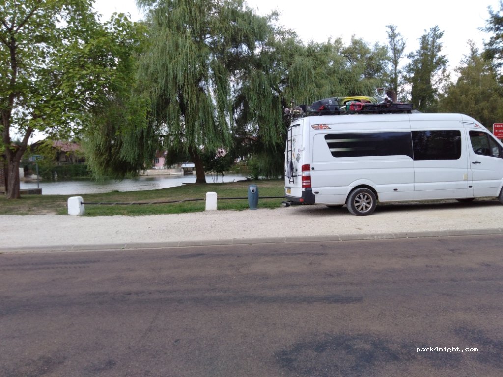 (10260) Fouchères - 1 Place du Lavoir — foto