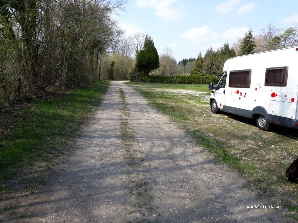 (10260) Fouchères - 1 Place du Lavoir — foto 2