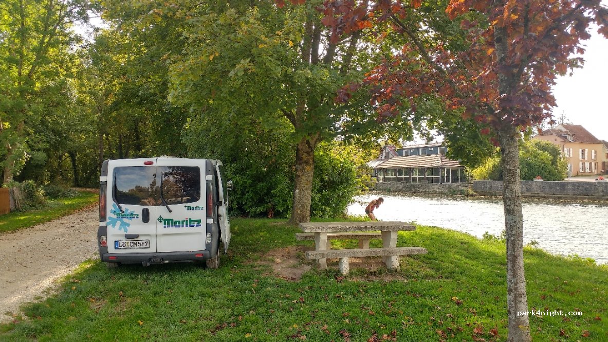 (10260) Fouchères - 1 Place du Lavoir — foto 3