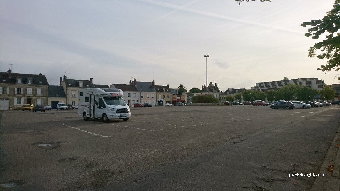 (28400) Nogent-le-Rotrou - 2 Place du 11 Août — foto 2