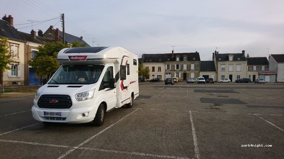 (28400) Nogent-le-Rotrou - 2 Place du 11 Août — foto 3