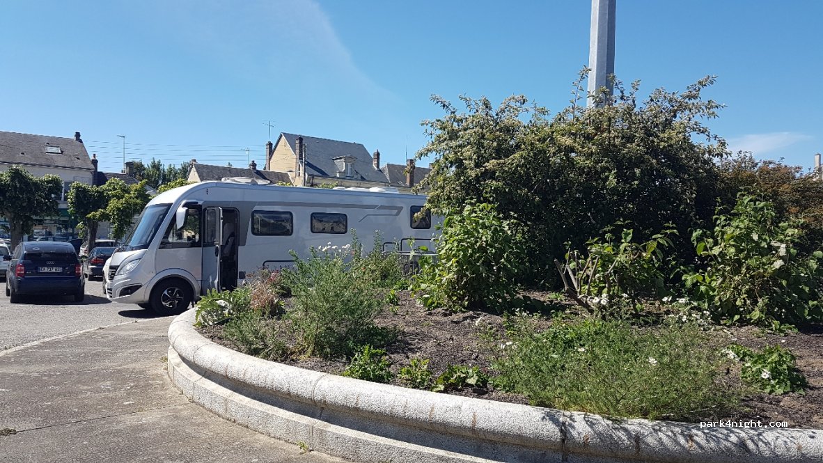 (28400) Nogent-le-Rotrou - 2 Place du 11 Août — foto 4