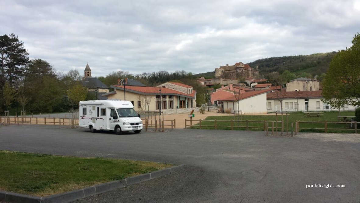 (63450) Saint-Saturnin - Place du Huit Mai — foto 2
