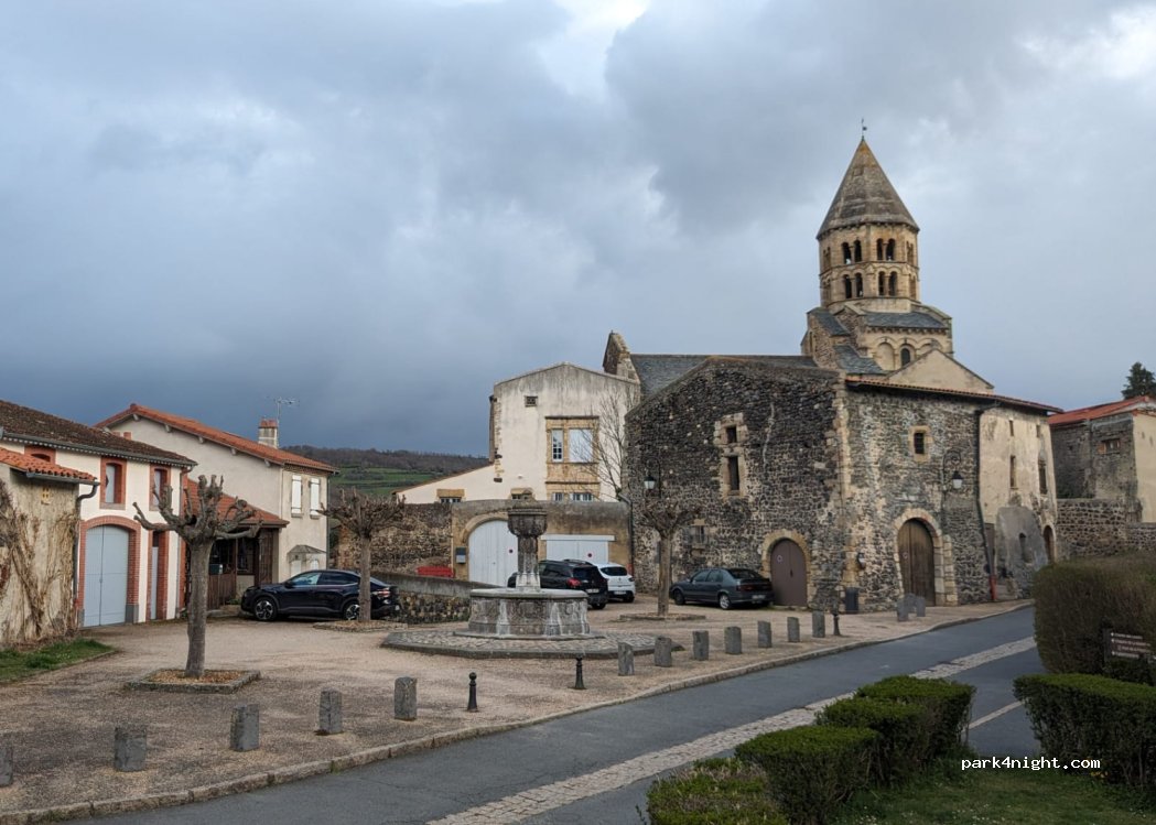 (63450) Saint-Saturnin - Place du Huit Mai — foto 3