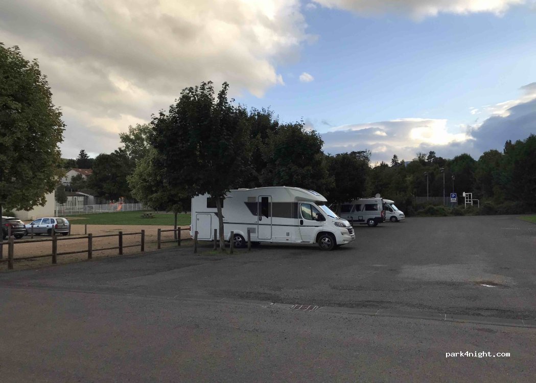 (63450) Saint-Saturnin - Place du Huit Mai — foto 4