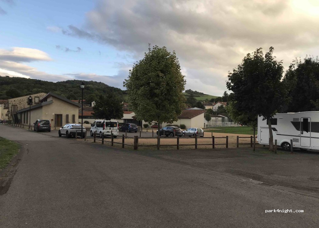 (63450) Saint-Saturnin - Place du Huit Mai — foto 5