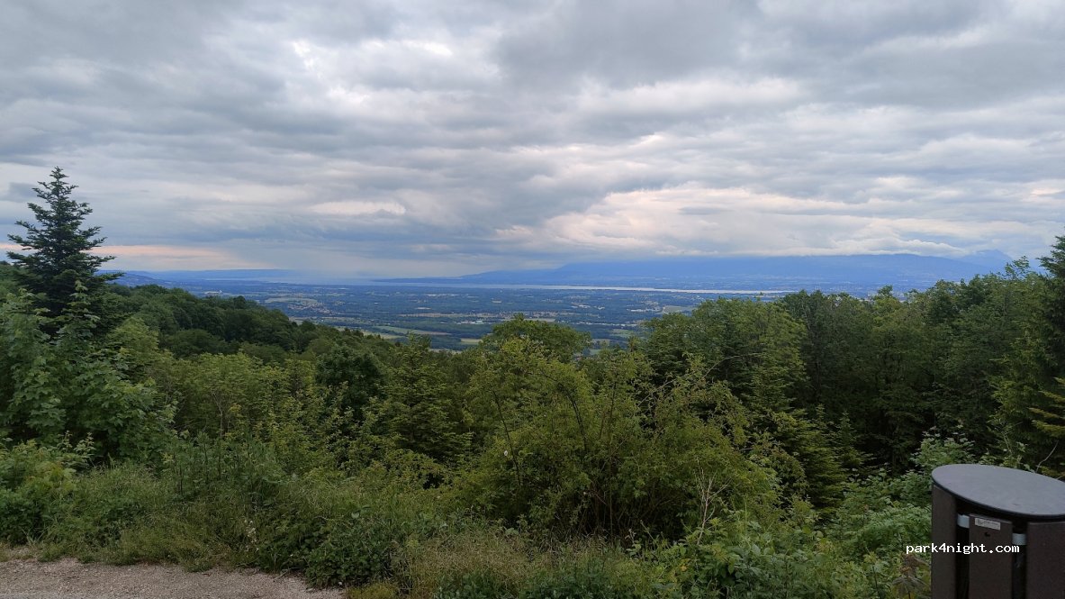 (01710) Thoiry - 1 Place du Belvedere — foto