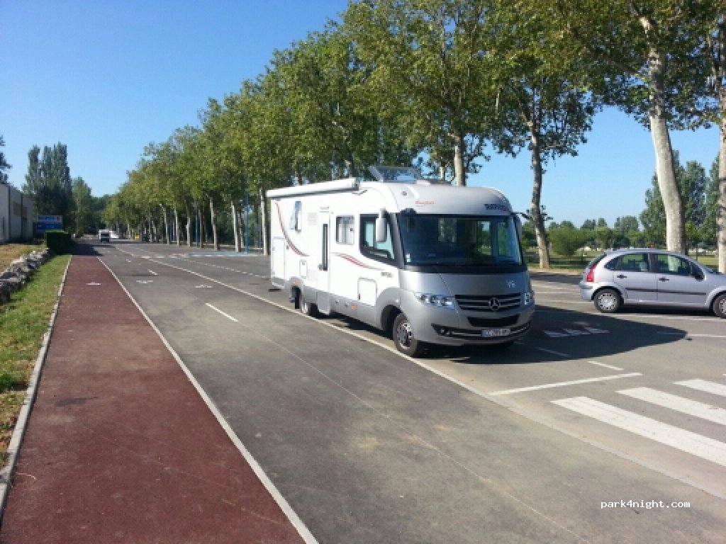 (32600) L'Isle-Jourdain - D654 — foto