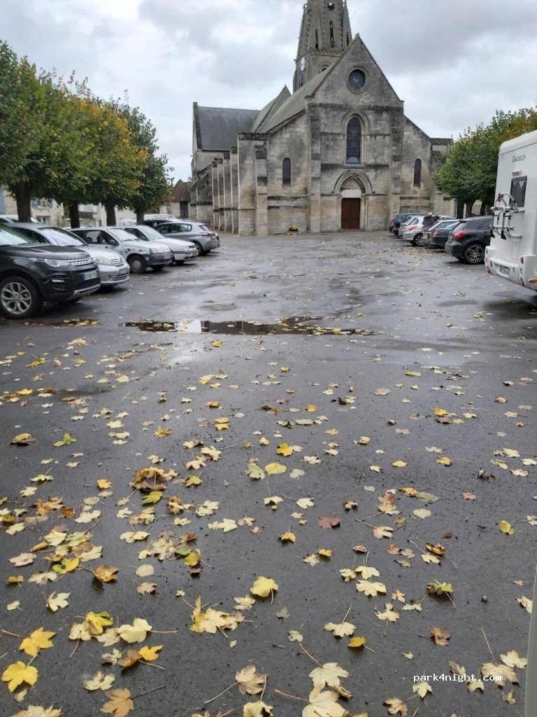 (60128) Plailly - 1 Place de l'Église — foto