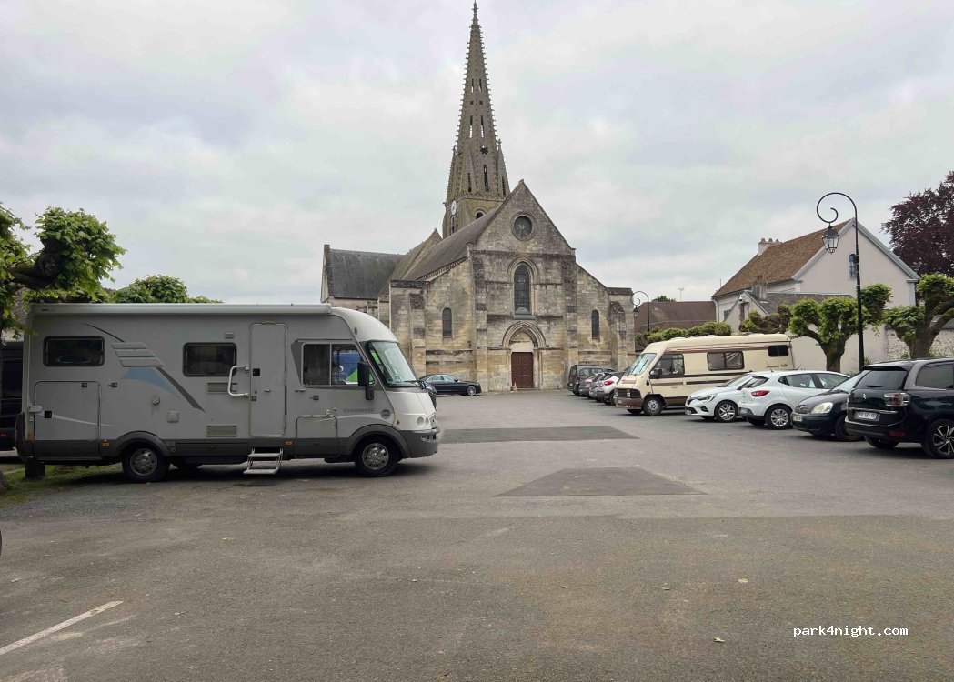 (60128) Plailly - 1 Place de l'Église — foto 4