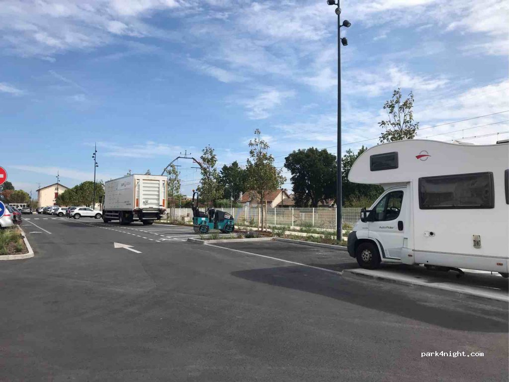 (33470) Le Teich - rue de l'industrie côté gare — foto