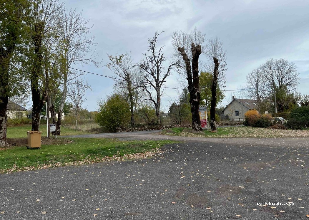 (63950) Saint-Sauves-d'Auvergne - Route de la Gare — foto 3