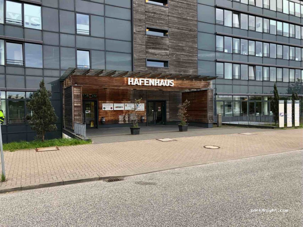 (23570) Lübeck - 1 Zum Hafenplatz — foto 2